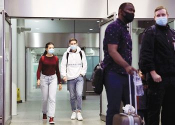 لندن تبدأ فرض الحجر الصحي على الوافدين من فرنسا لاحتواء كورونا
