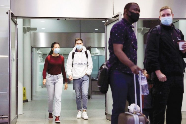 لندن تبدأ فرض الحجر الصحي على الوافدين من فرنسا لاحتواء كورونا