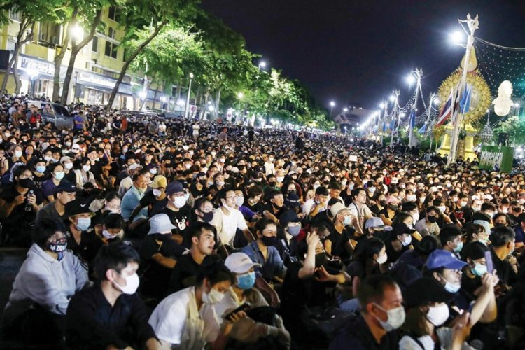 أكثر من عشرة آلاف شخص يتظاهرون في بانكوك للمطالبة بتعزيز الديمقراطية 1 أكثر من عشرة آلاف شخص يتظاهرون في بانكوك للمطالبة بتعزيز الديمقراطية