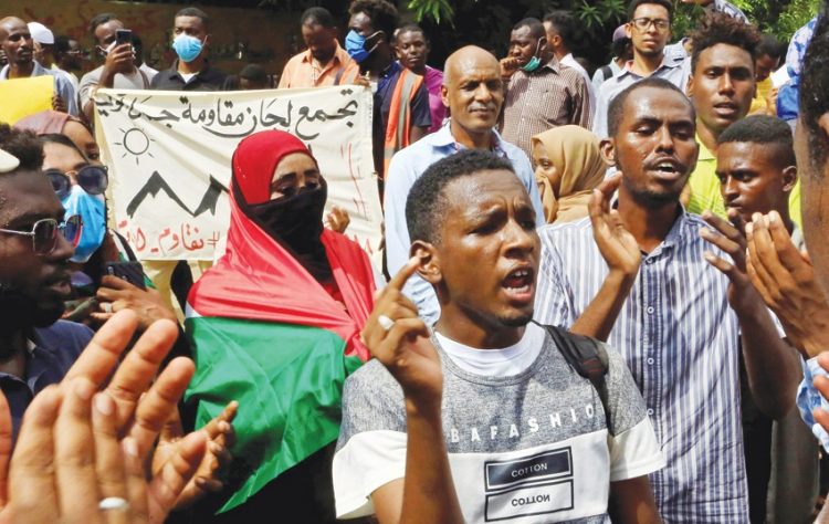 متظاهرون سودانيون يطالبون بـ "العدالة " في ذكرى توقيع اتفاق المرحلة الانتقالية 1 متظاهرون سودانيون يطالبون بـ “العدالة ” في ذكرى توقيع اتفاق المرحلة الانتقالية