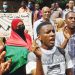 متظاهرون سودانيون يطالبون بـ "العدالة " في ذكرى توقيع اتفاق المرحلة الانتقالية 13 متظاهرون سودانيون يطالبون بـ “العدالة ” في ذكرى توقيع اتفاق المرحلة الانتقالية