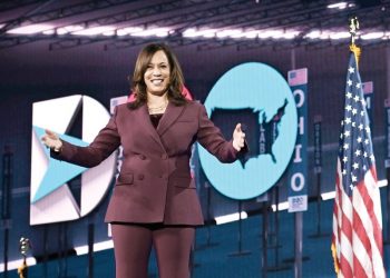 كامالا هاريس تدخل التاريخ كأول ملونة مرشحة لمنصب رئاسي بأمريكا