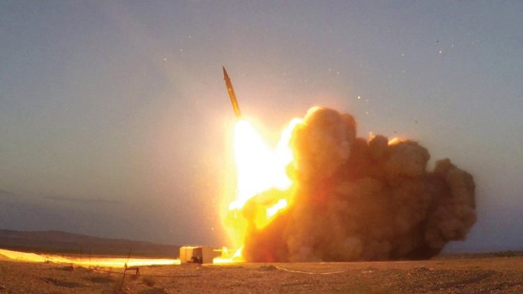 ترامب يوجه للبدء في تفعيل جميع العقوبات الأمريكية على إيران