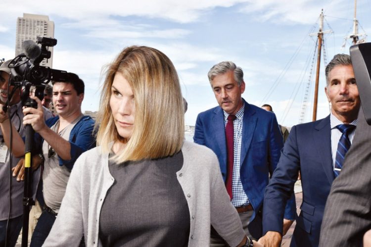 الحبس لممثلة أمريكية لإدانتها بالغش في التعليم 1 الحبس لممثلة أمريكية لإدانتها بالغش في التعليم