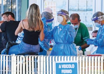 لتجنب موجة ثانية من كورونا.. دول عدة تشدد القيود بعد العودة من الأجازات