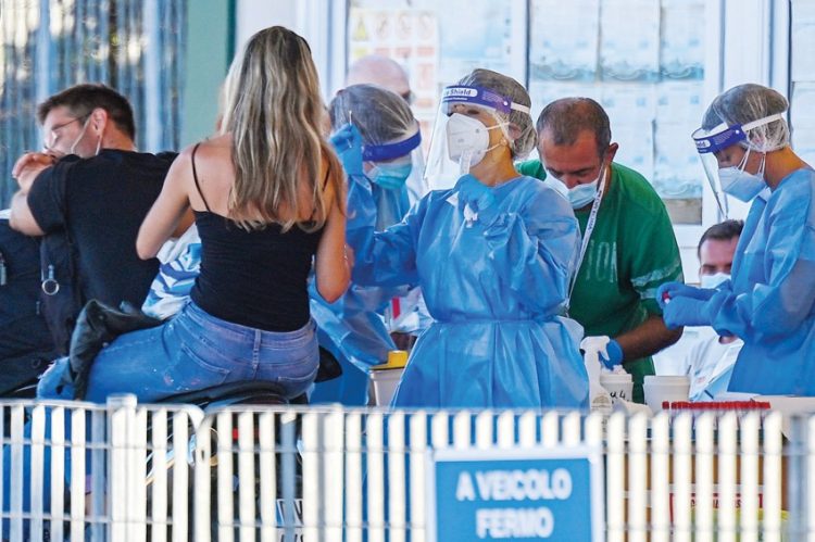 لتجنب موجة ثانية من كورونا.. دول عدة تشدد القيود بعد العودة من الأجازات 1 لتجنب موجة ثانية من كورونا.. دول عدة تشدد القيود بعد العودة من الأجازات