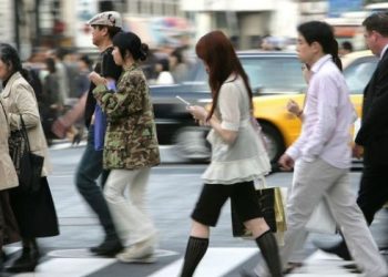 مدينة يابانية تحظر استخدام الهواتف المحمولة أثناء السير على الأقدام