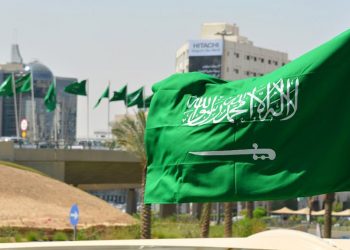 السعودية تسمح بدخول مواطنيها والعمالة المنزليةالمرافقة براً