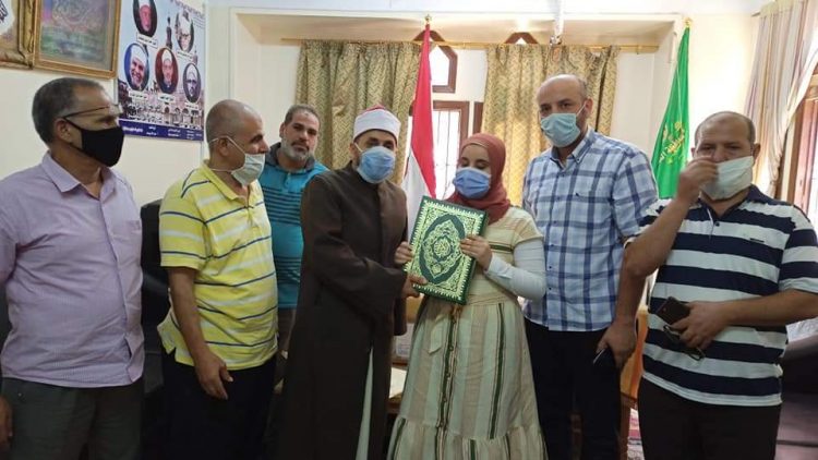 الجنيدي يكرم الأولى على الثانوية الأزهرية بالدقهلية 1 الجنيدي يكرم الأولى على الثانوية الأزهرية بالدقهلية