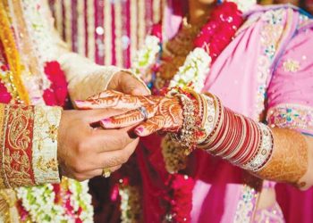 بسبب عدم تشاجره معها.. هندية تطلب الطلاق من زوجها