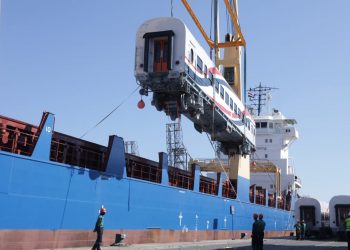 وزير النقل يتابع إستكمال أعمال تنزيل 13عربة جديدة للركاب بميناء الإسكندرية ضمن صفقة تصنيع وتوريد 1300 عربة سكة حديد جديدة للركاب