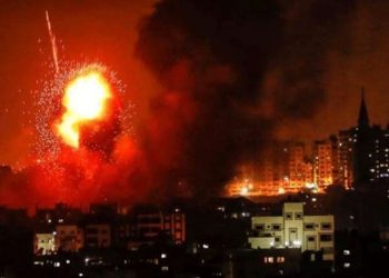 قصف إسرائيلي على غزة بعد ساعات من وصول السفير القطري إليها