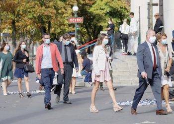 باريس تفرض وضع الكمامات و180ألف وفاة بكورونا فى أمريكا