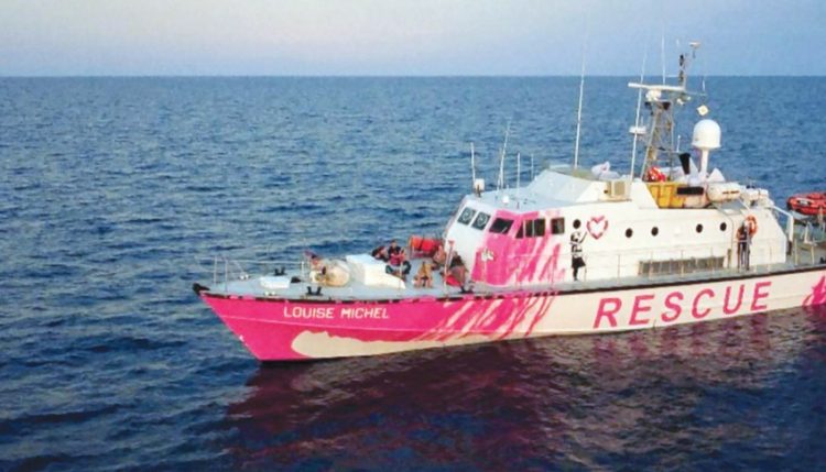 خفر السواحل الإيطاليون يجلون49 مهاجرا من على متن سفينة بانسكي 1 خفر السواحل الإيطاليون يجلون49 مهاجرا من على متن سفينة بانسكي