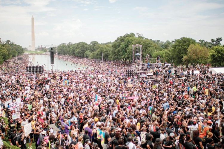 المناهضون للعنصرية في الولايات المتحدة يطالبون بالمساواة ويهتفون”كفى”