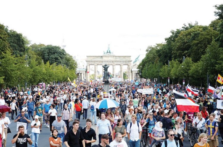 احتجاجات في أوروبا ضد تدابير احتواء وباء كورونا 1 احتجاجات في أوروبا ضد تدابير احتواء وباء كورونا