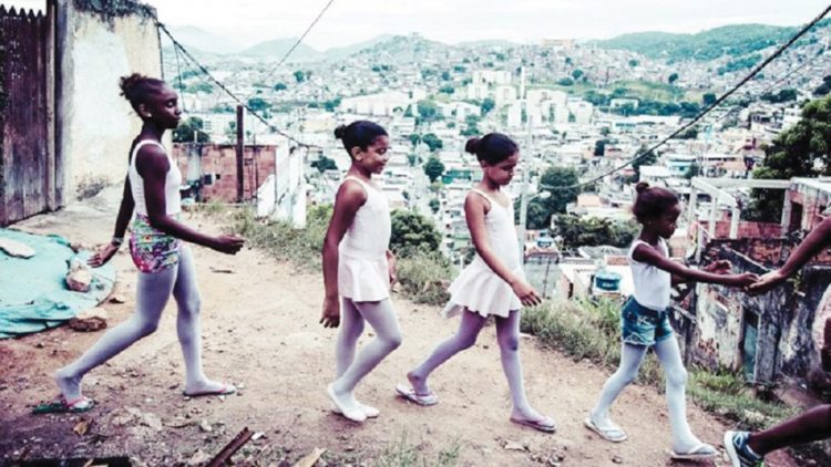 رغم كورونا رقص الباليه متواصل في حي برازيلي فقير!