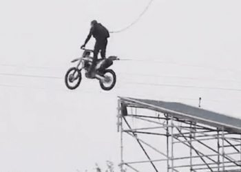 من أجل “المهمة المستحيلة” توم كروز يقفز إلى الهاوية