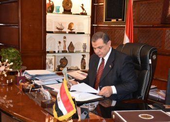 مديرية القوى العاملة بالوادي الجديد تتلقى طلبات راغبي العمل بأحد مصانع الملابس الجاهزة