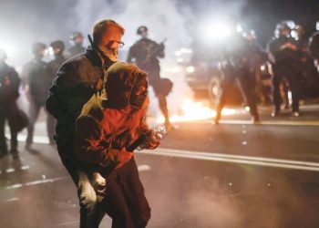 الشرطة الأمريكية تعتقل العشرات وتستخدم الغاز لتفريق متظاهرين في بورتلاند