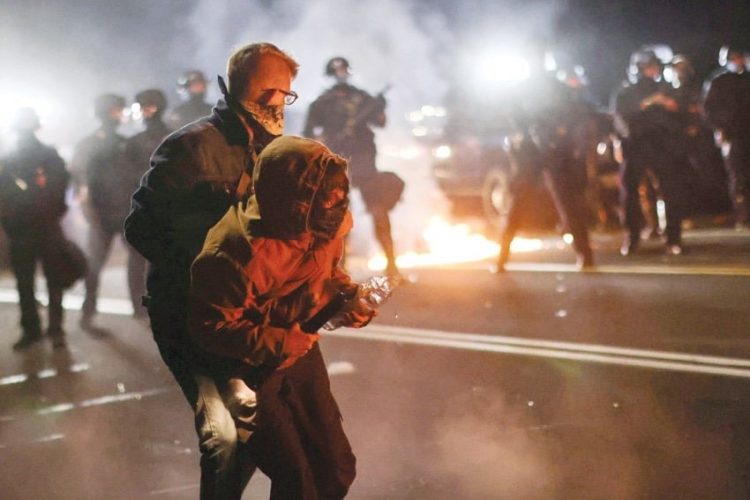 الشرطة الأمريكية تعتقل العشرات وتستخدم الغاز لتفريق متظاهرين في بورتلاند 1 الشرطة الأمريكية تعتقل العشرات وتستخدم الغاز لتفريق متظاهرين في بورتلاند