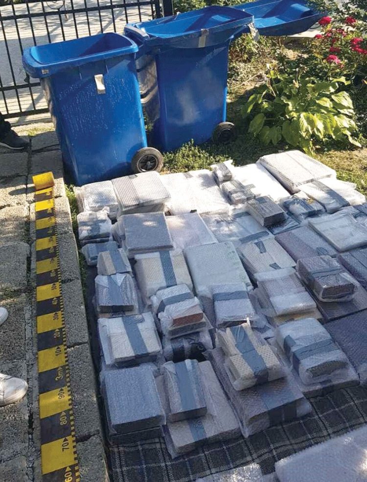 رومانيا تعثر على كتب قديمة بملايين الدولارات سُرقت من لندن عام 2017م 1 رومانيا تعثر على كتب قديمة بملايين الدولارات سُرقت من لندن عام 2017م