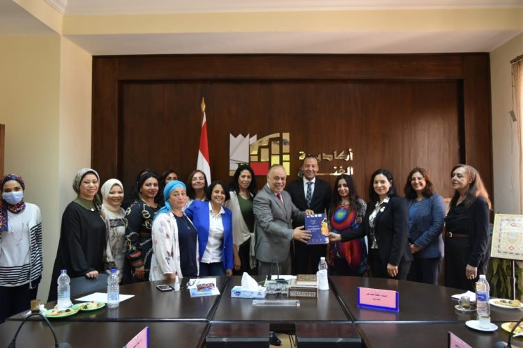 وفد المجلس القومي للمرأة يتفقد وحدة “مناهضة العنف ضد المرأة” بأكاديمية الفنون