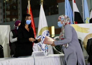 مايا مرسي وخالد عبد العال يشهدان توزيع 3 آلاف شهادة “أمان” على سيدات حي الأسمرات