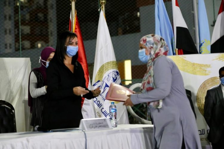 مايا مرسي وخالد عبد العال يشهدان توزيع 3 آلاف شهادة “أمان” على سيدات حي الأسمرات