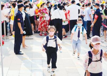 بدء العام الدراسي من فرنسا إلى روسيا مع وضع الكمامات للوقاية من كورونا