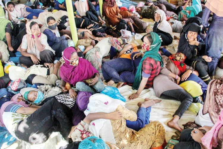 نازحون من الروهينجا يصلون إلى إندونيسيا بعد سبعة أشهر في البحر