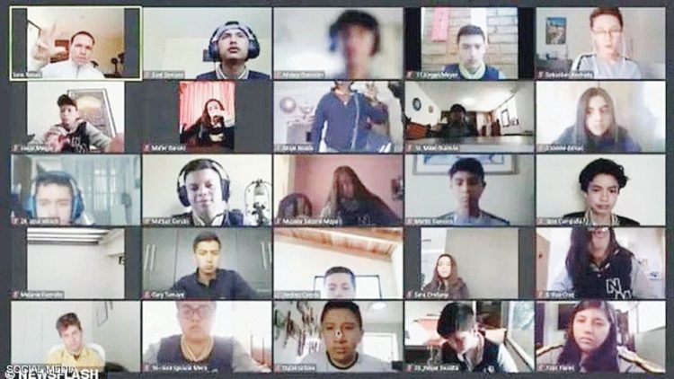 الإكوادور: تلميذة تتعرض لسطو مسلح خلال درس على "زووم" 1 الإكوادور: تلميذة تتعرض لسطو مسلح خلال درس على “زووم”