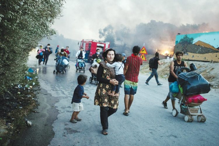تشريد آلاف المهاجرين بعد اندلاع حريق ضخم في مخيم ليسبوس للاجئين في اليونان