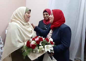 قومي المرأة يزور سيدة القطار لتقديم باقة ورد تكريما لها