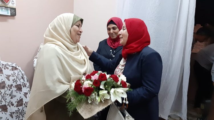 قومي المرأة يزور سيدة القطار لتقديم باقة ورد تكريما لها 1 قومي المرأة يزور سيدة القطار لتقديم باقة ورد تكريما لها