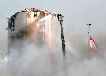 إخماد الحريق الضخم في مرفأ بيروت والنيران طالت مساعدات إنسانية