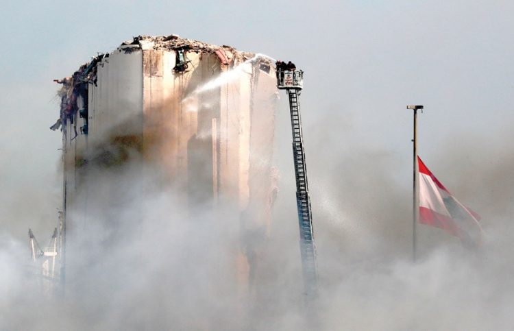 إخماد الحريق الضخم في مرفأ بيروت والنيران طالت مساعدات إنسانية 1 إخماد الحريق الضخم في مرفأ بيروت والنيران طالت مساعدات إنسانية