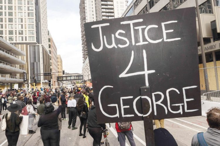 مثول عناصر الشرطة الأربعة المتهمين بقتل فلويد في المحكمة لأول مرة 1 مثول عناصر الشرطة الأربعة المتهمين بقتل فلويد في المحكمة لأول مرة