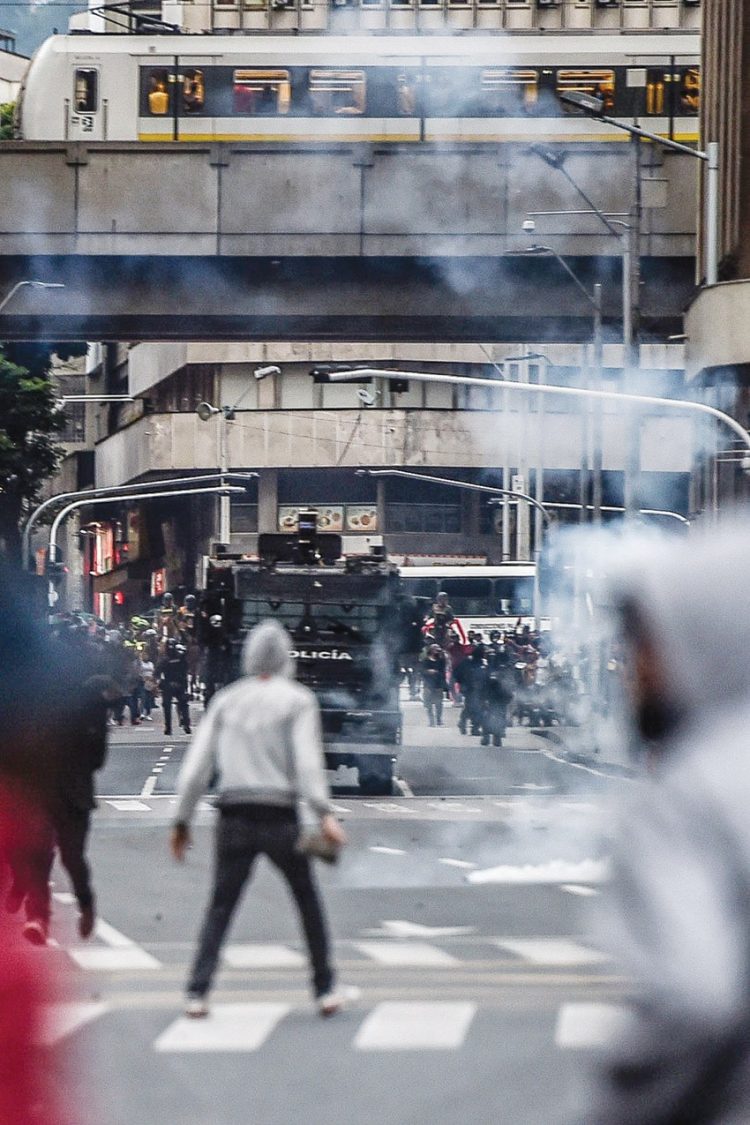 ليلة جديدة من الاحتجاجات رغم اعتذار السلطات الكولومبية