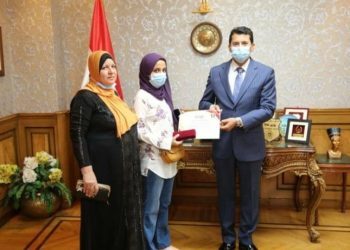 وزير الشباب يكرم طالبتين متفوقتين فى الثانوية العامة