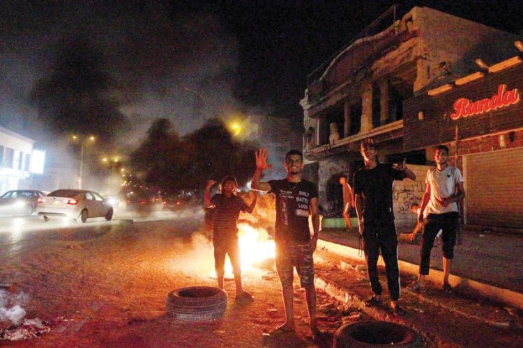 احتجاجات ضد تردي الخدمات تنتقل من طرابلس إلى بنغازي