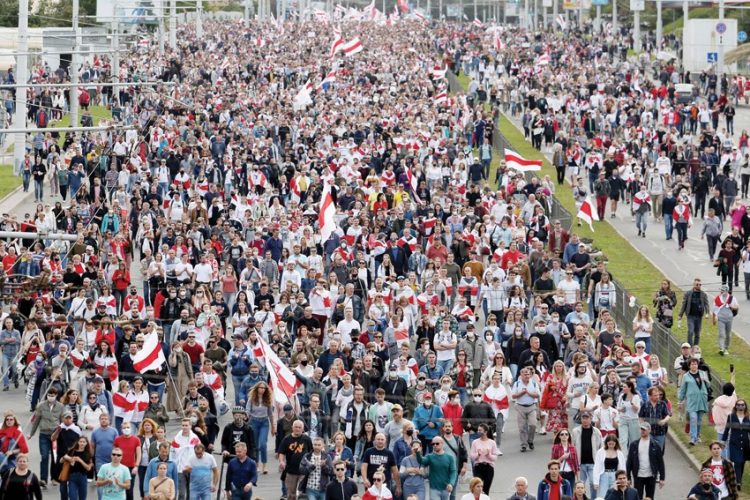 عشرات آلاف المتظاهرين في مينسك وتوقيف 250 شخصا 1 عشرات آلاف المتظاهرين في مينسك وتوقيف 250 شخصا