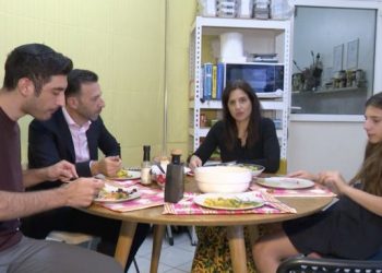 رئيس المجلس اليهودي في الإمارات روس كريل وعائلته في منزلهم بدبي