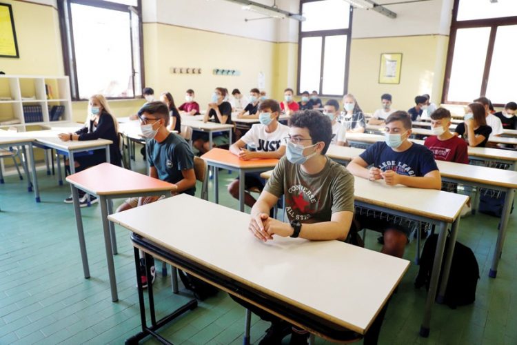 الصحة العالمية تحذر من وفيات جديدة بكورونا في أوروبا مع تسجيل رقم قياسي من الإصابات اليومية 1 الصحة العالمية تحذر من وفيات جديدة بكورونا في أوروبا مع تسجيل رقم قياسي من الإصابات اليومية