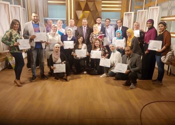 الدكتور خالد فتح الله رئيس معهد الإذاعة والتلفزيون يكرم الدارسين في دورة الاعداد والتقديم