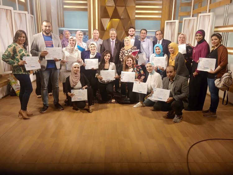 الدكتور خالد فتح الله رئيس معهد الإذاعة والتلفزيون يكرم الدارسين في دورة الاعداد والتقديم 1 الدكتور خالد فتح الله رئيس معهد الإذاعة والتلفزيون يكرم الدارسين في دورة الاعداد والتقديم