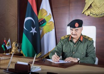 حفتر يعلن إعادة فتح المنشآت النفطية الليبية مدة شهر