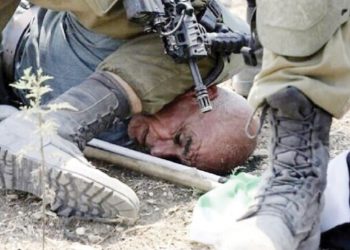 القوات الإسرائيلية توقف الناشط خيري حنون بعد جثو جندي إسرائيلي على رقبته