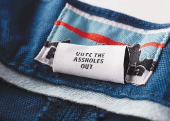 ماركة أزياء أمريكية للناخبين: “اصرفوا المعتوهين”