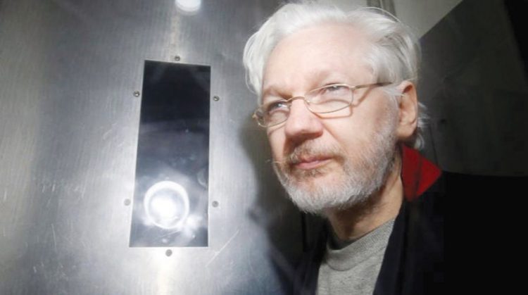 طبيب نفسي: جوليان أسانج يقول إنه «يسمع أصواتا» في السجن 1 طبيب نفسي: جوليان أسانج يقول إنه «يسمع أصواتا» في السجن